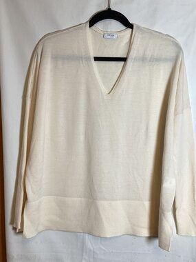 Akris Punto V NECK 100% virgin wool sweater SZ 4 soft knit,ribbed knit sleeve